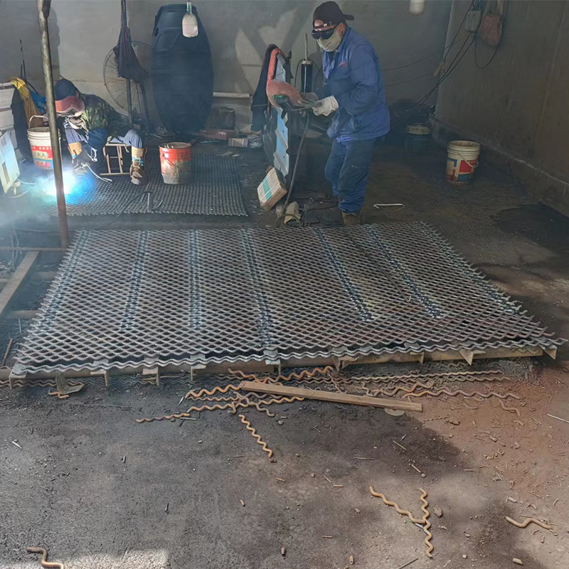 焊接筛网加工中.jpg 焊接筛网加工中.jpg