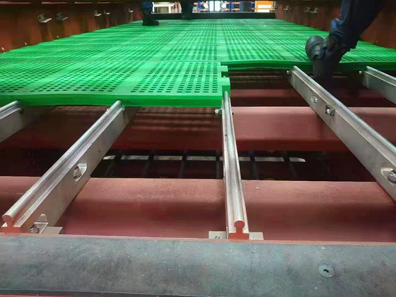 聚氨酯筛板安装1.jpg 聚氨酯筛板安装1.jpg