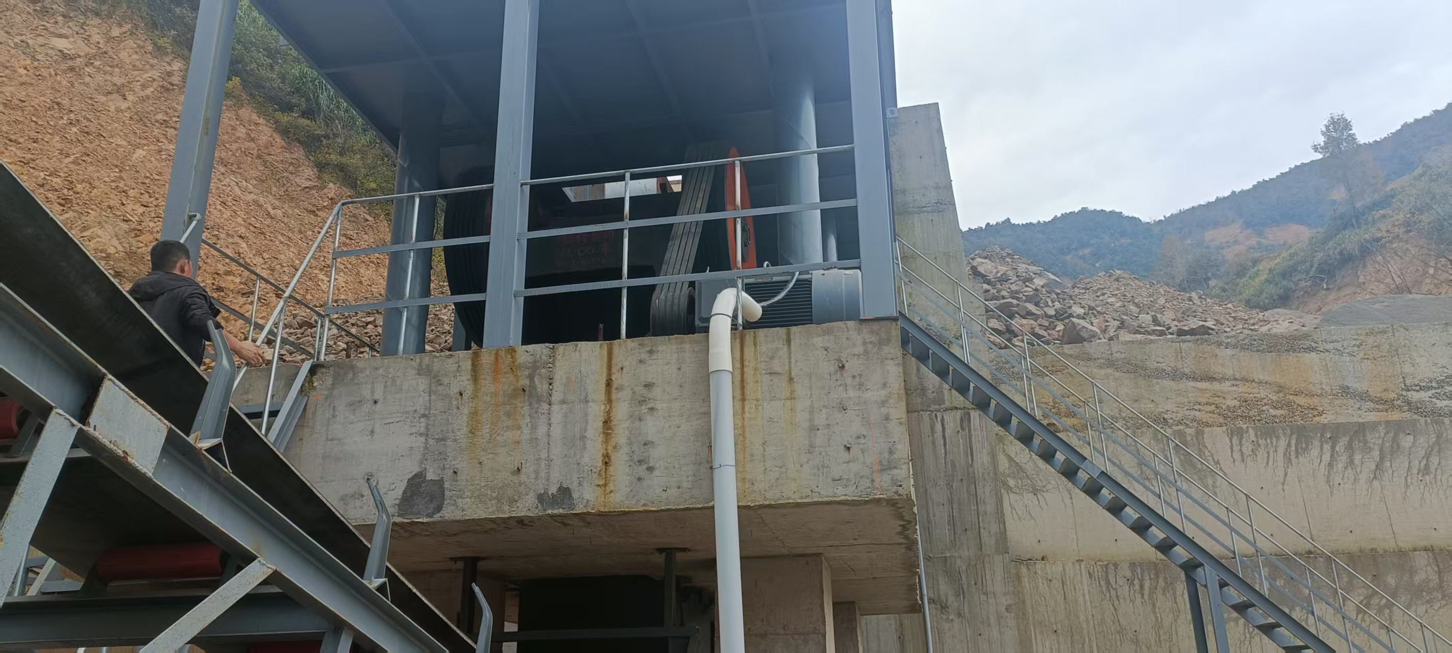 筛分现场1.jpg 筛分现场1.jpg